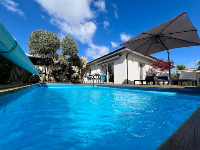 villaoubas4-piscine-terrasse.jpg Vue de la piscine chauffée et de la terrasse ensoleillée de la maison Villaoubas4